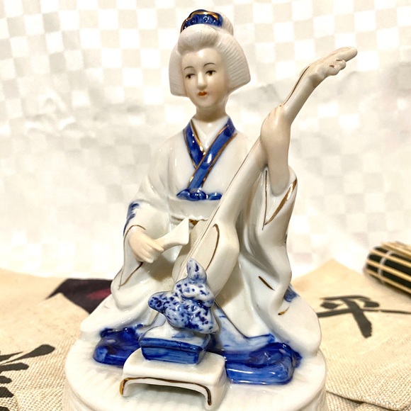 Asian kit with Geisha, tea cups teapot and more... - Picture 3 of 16